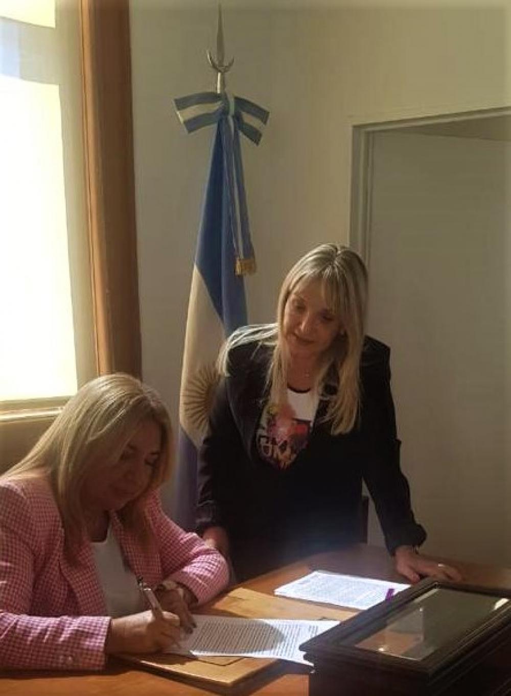 vgkf25JusW98dYYqkUiJ